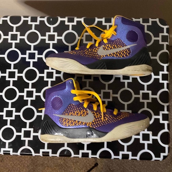Kobe 9 Elite GS ‘Team’, size 5 1/2 youth/ 7 women - Picture 3 of 7